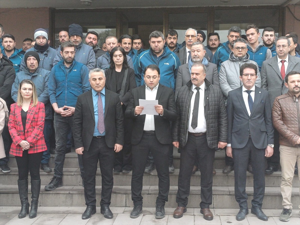 Afyonkarahisar'daki PTT çalışanları, Rize'de meslektaşlarının silahla öldürülmesini protesto etmek...