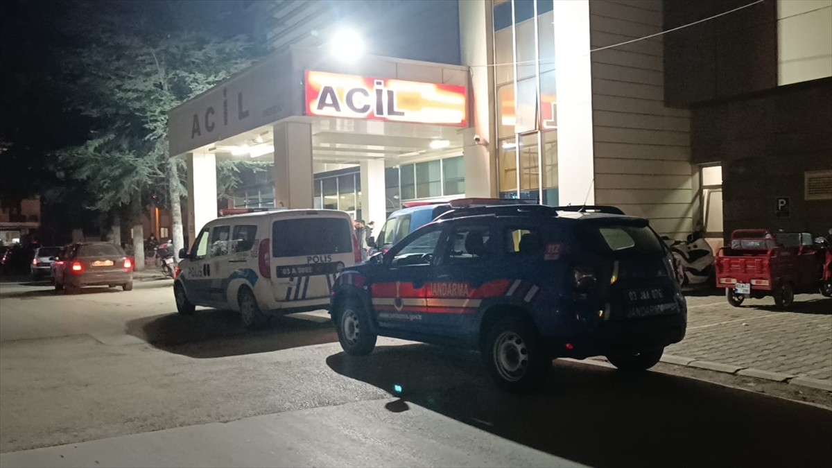 Afyonkarahisar'ın Sandıklı ilçesinde husumetli iki grup arasında çıkan silahlı kavgada 2 kişi...