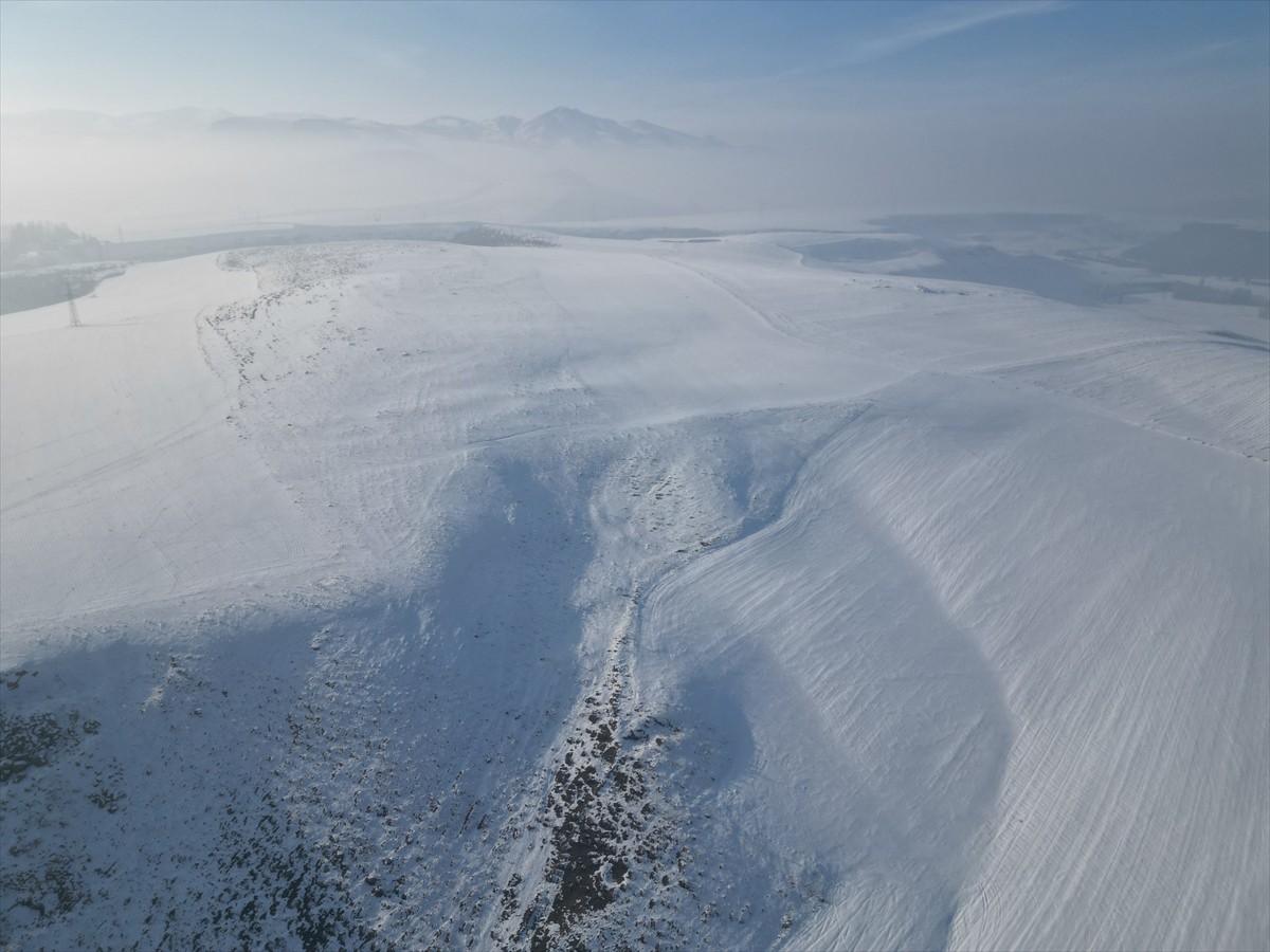 Ağrı'da soğuk hava etkisini sürdürdü. Soğuk hava nedeniyle buzlanma ve kırağı oluşan kentte, kar...
