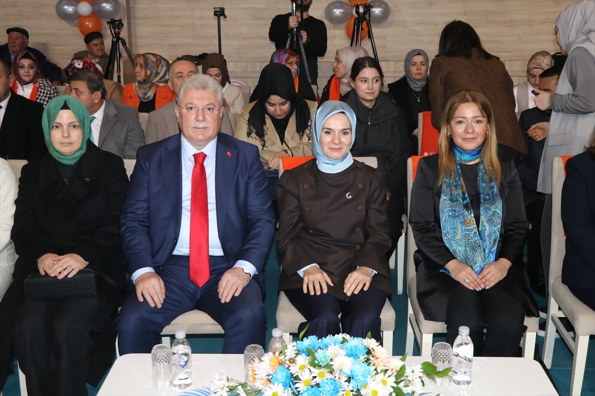 Aile ve Sosyal Hizmetler Bakanı Mahinur Özdemir Göktaş (ortada), Hasan Fehmi Gökşen Spor...