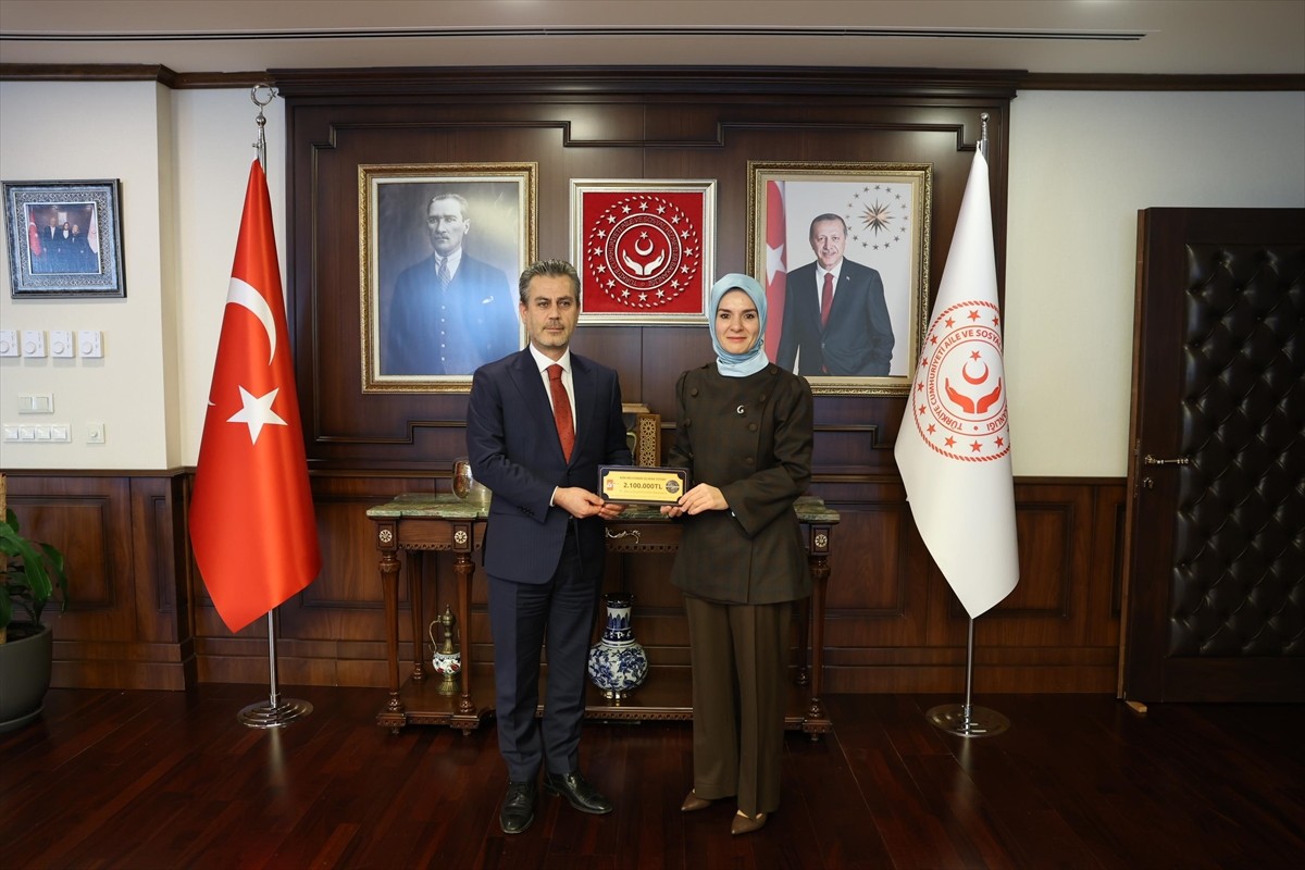 Aile ve Sosyal Hizmetler Bakanı Mahinur Özdemir Göktaş, "Kim Milyoner Olmak İster" yarışmasının...