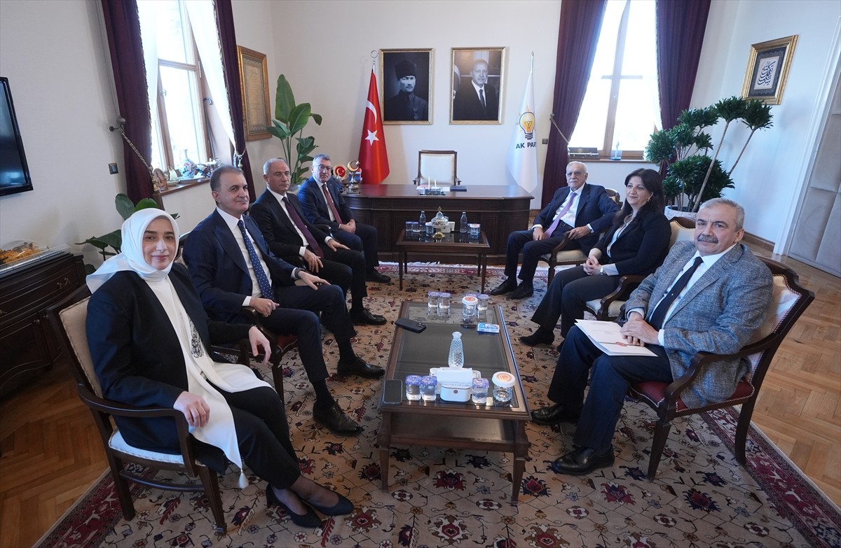 AK Parti heyeti, DEM Parti heyeti ile bir araya geldi. DEM Parti Van Milletvekili Pervin Buldan ve...