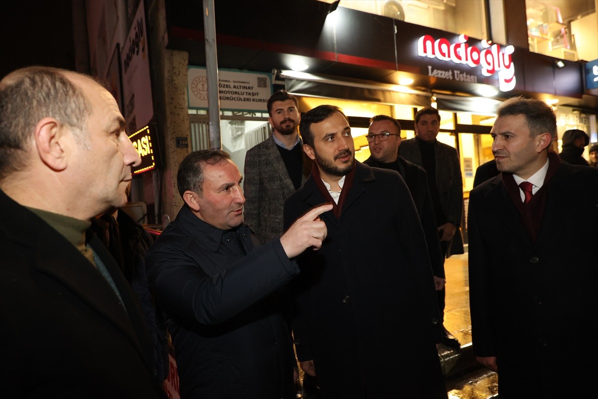 AK Parti İstanbul İl Başkan Adayı Abdullah Özdemir (sol 2), Sultanbeyli'de esnafı ziyaret etti....