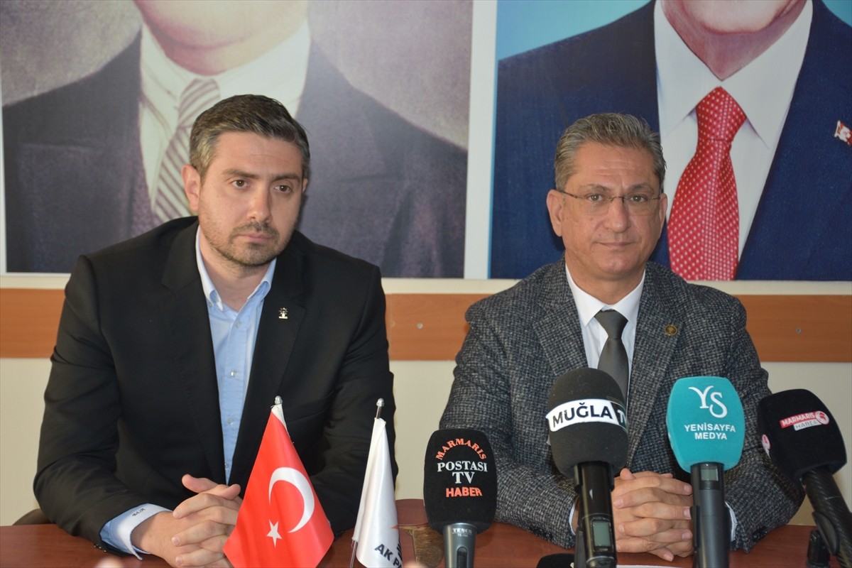 AK Parti Muğla İl Başkanı Haluk Laçin, AK Parti Marmaris İlçe Başkanlığında düzenlediği basın...