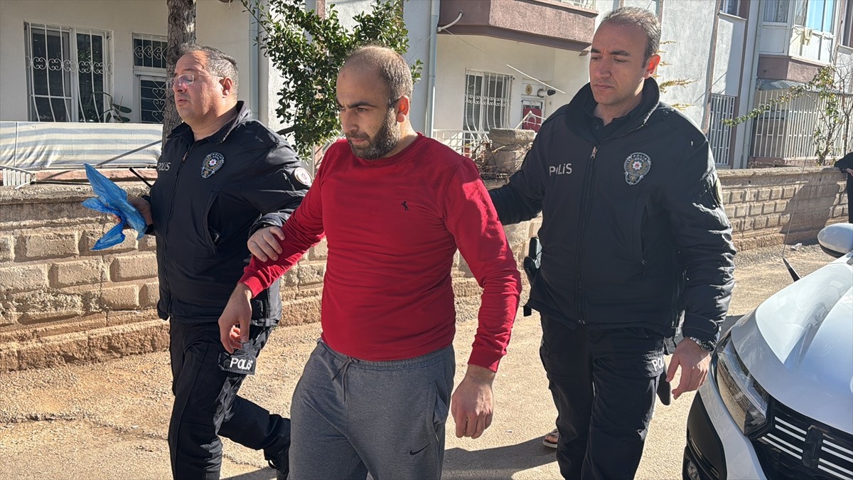 Aksaray'da komşular arasında çıkan bıçaklı kavgada yaralanan kişi hastaneye kaldırıldı. İhbar...