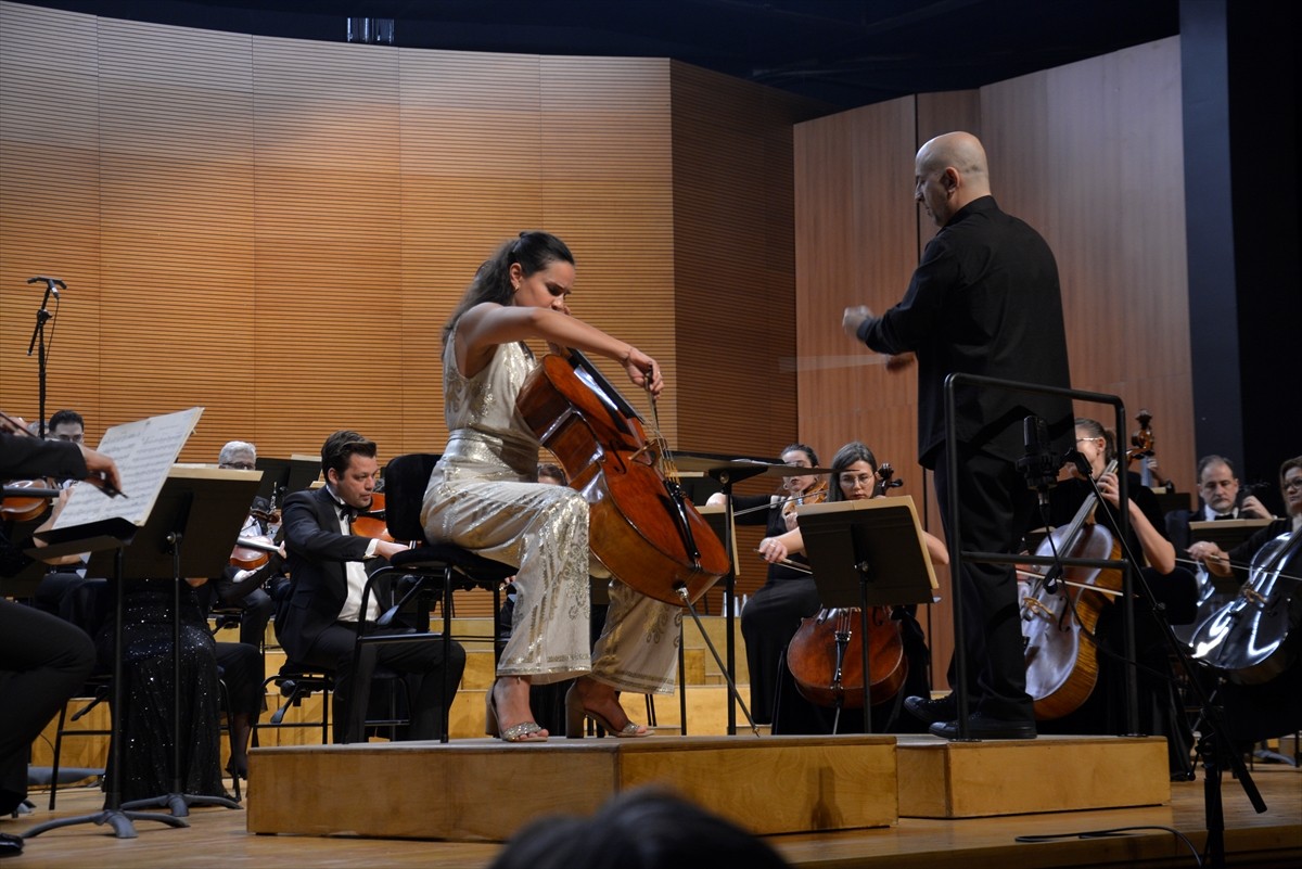 Alman viyolonsel sanatçısı Raphaela Gromes, Bursa'da Merinos Atatürk Kongre ve Kültür Merkezi'nde...