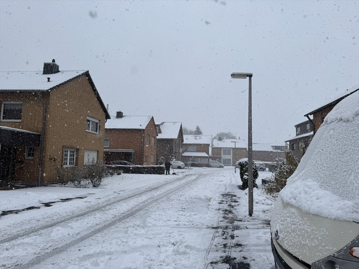 Almanya'da bazı bölgelerde kar yağışı ve buzlanma etkili oldu. Yetkililer, yolları kaplayan kar ve...