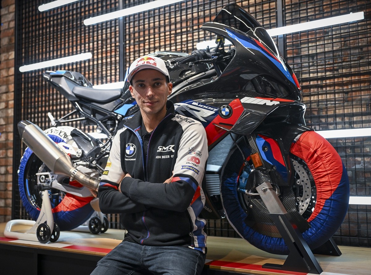 Almanya'da takımı BMW'nin lansmanına katılan Dünya Superbike Şampiyonu Toprak Razgatlıoğlu, yeni...