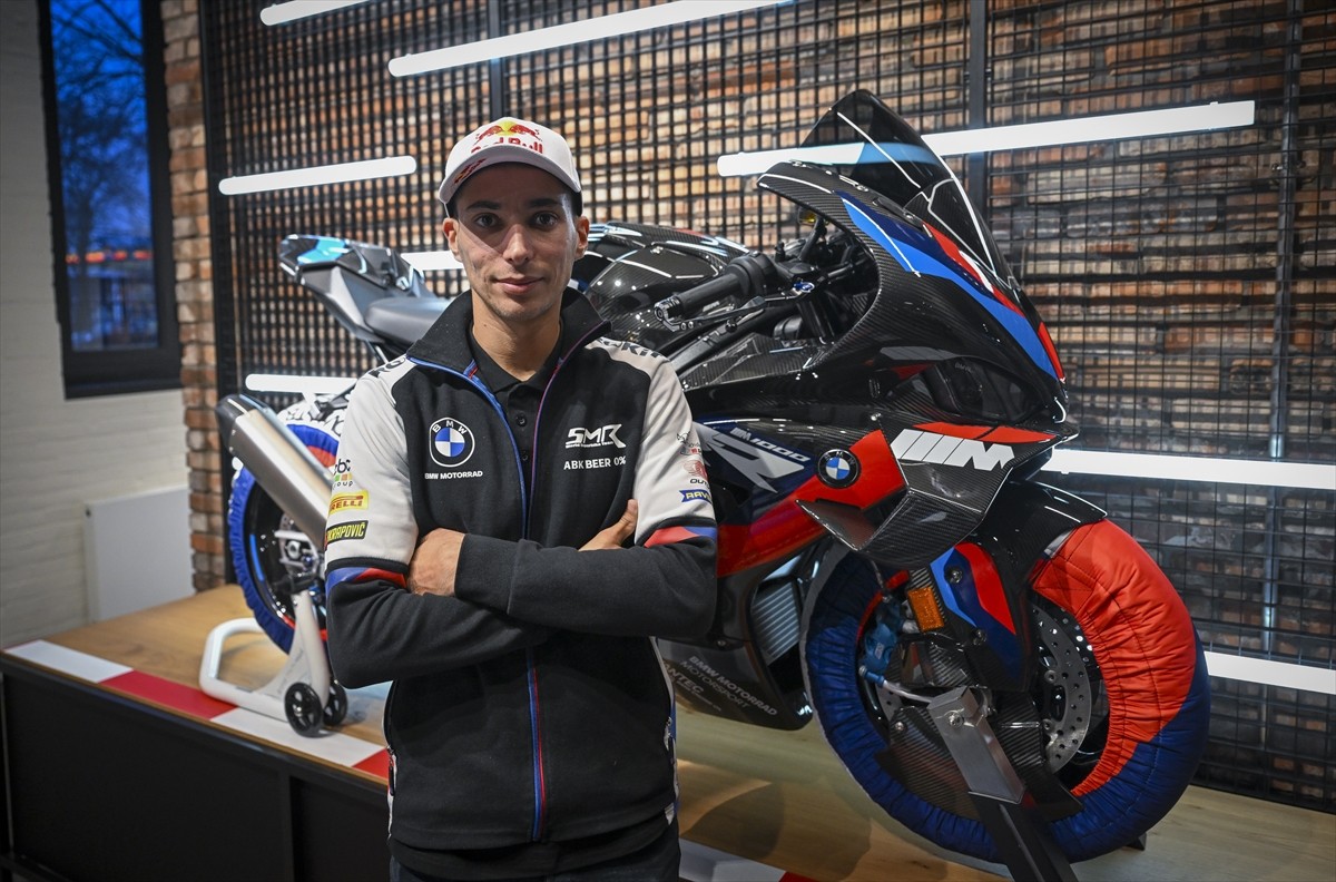 Almanya'da takımı BMW'nin lansmanına katılan Dünya Superbike Şampiyonu Toprak Razgatlıoğlu, yeni...