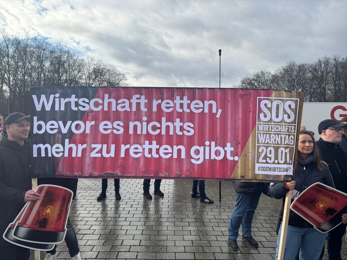 Almanya ekonomisi küçülmeye devam ederken yaklaşık 140 iş dünyası derneği ve 200 şirket ülkenin...