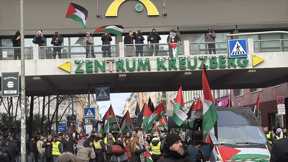 Almanya’nın başkenti Berlin’de binlerce kişi Filistin’e destek gösterisine katıldı. İsrail’in...