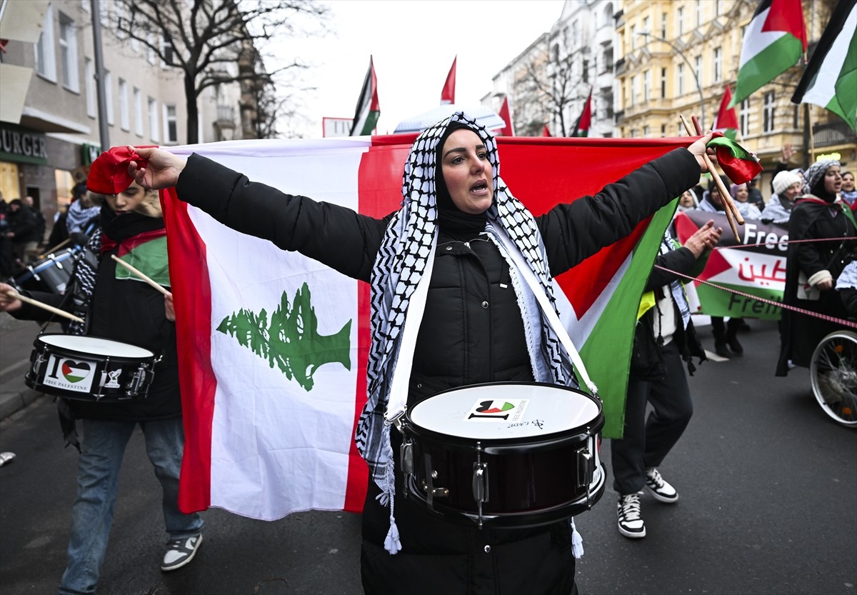 Almanya’nın başkenti Berlin’de İsrail’in Filistin’e yönelik saldırılarını protesto etmek için...