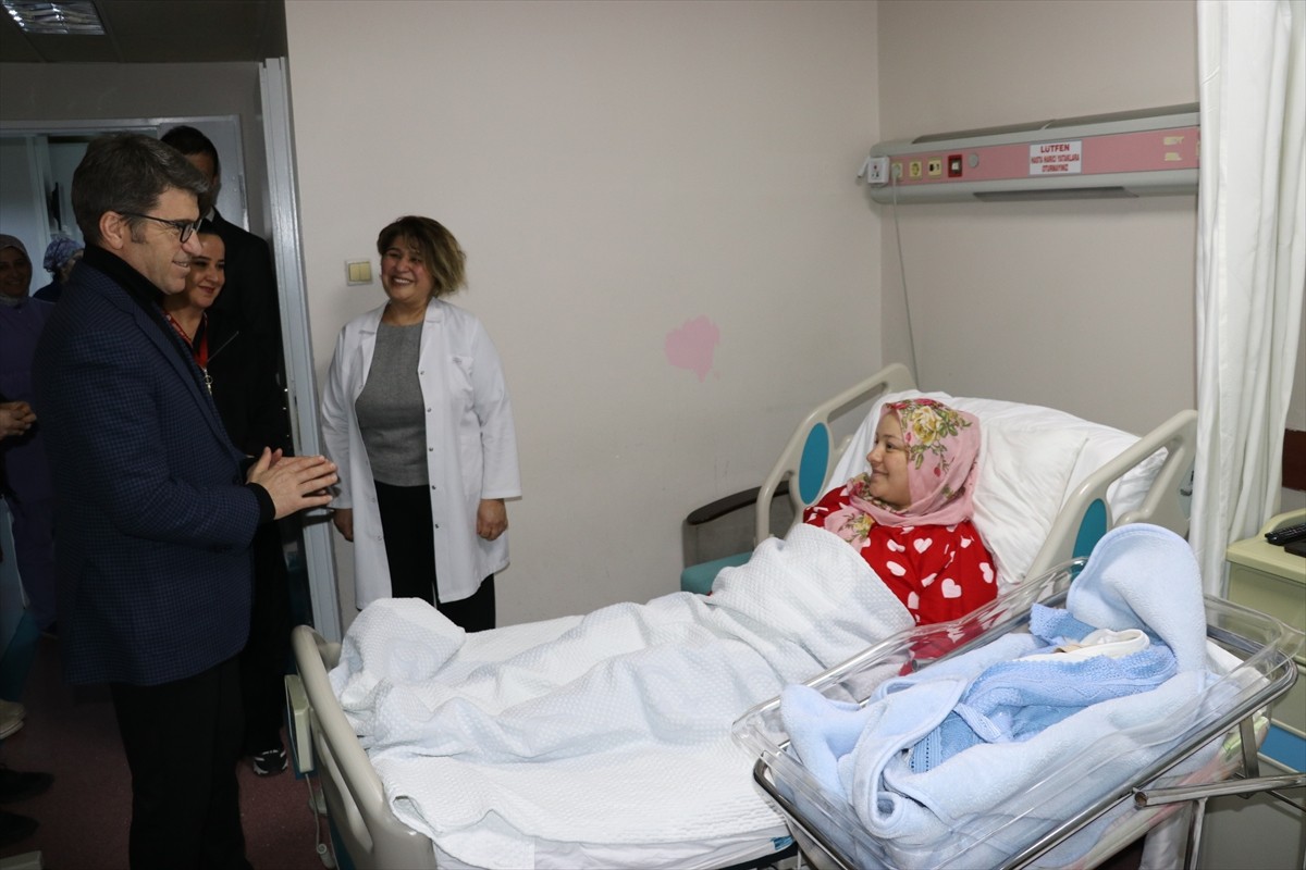 Amasya'da yeni yılın ilk bebeği, 3 kilo 455 gram ağırlığında dünyaya geldi. Amasya Valisi Önder...