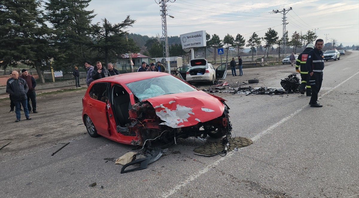 Amasya'nın Suluova ilçesinde meydana gelen trafik kazasında 1'i ağır 6 kişi yaralandı.