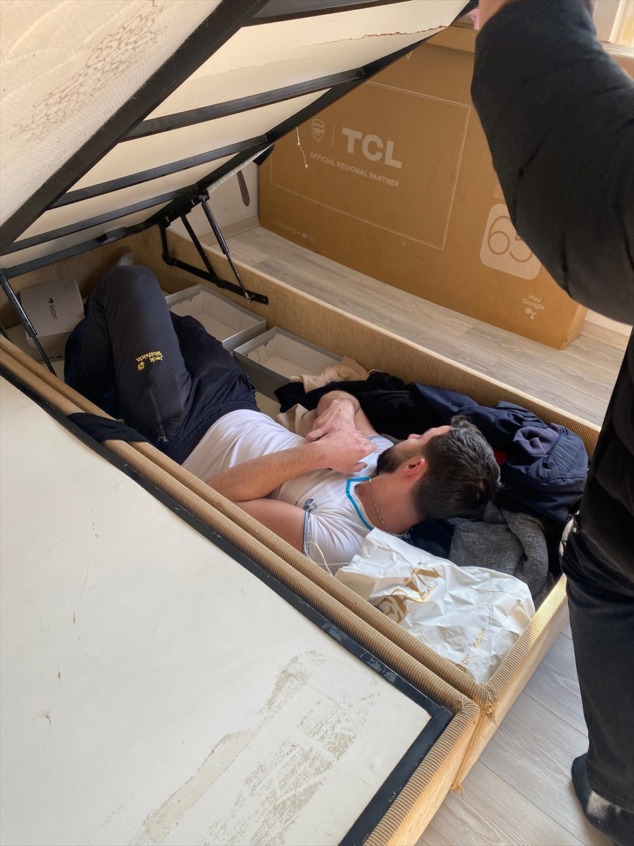 Amasya'nın Taşova ilçesinde hakkında 4 yıl 2 ay kesinleşmiş hapis cezası bulunan firari hükümlü...