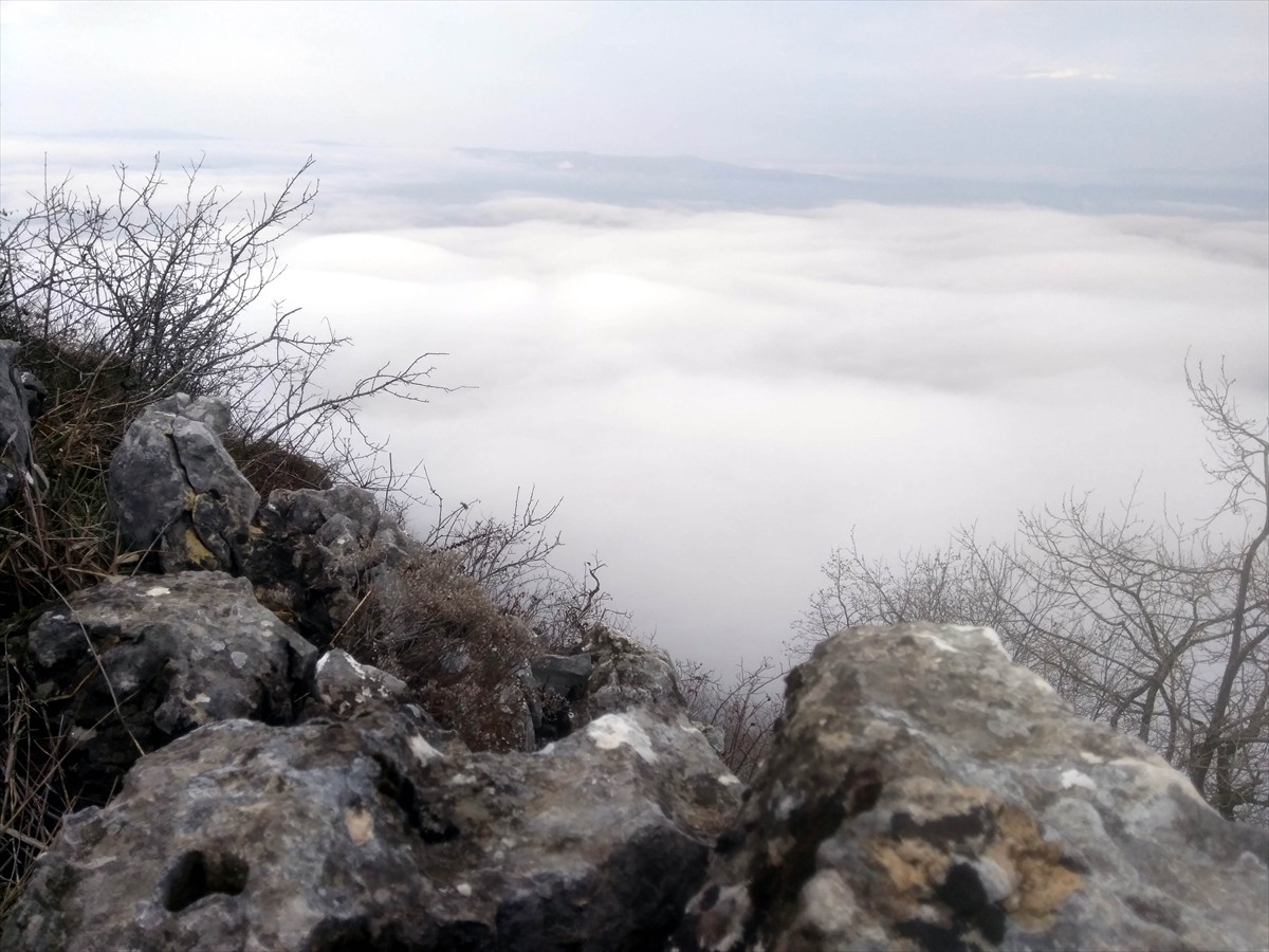 Amasya'nın Taşova ilçesinde yağmur sonrası etkili olan sisle güzel görüntüler oluştu.