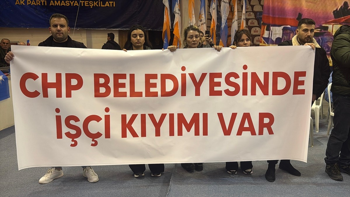Amasya Belediyesi’nin işten çıkardığı işçiler, Amasya Spor Salonu'nda düzenlenen AK Parti 8....