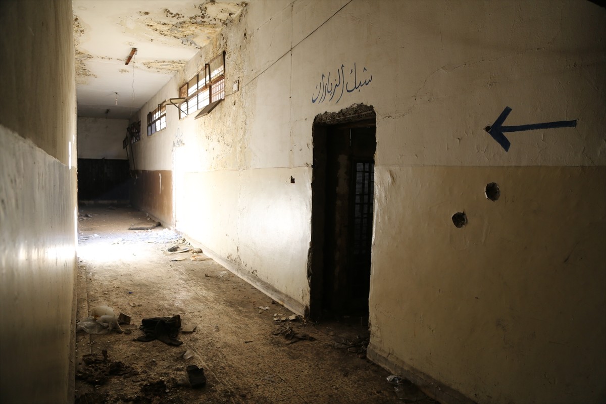 Anadolu Ajansı (AA), Suriye'nin doğusundaki Deyrizor Merkezi Hapishanesi'nde çöken Baas rejimi...