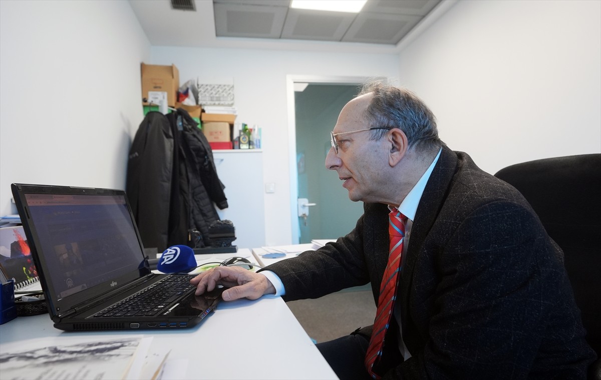 Anadolu Ajansının (AA) eski Genel Müdürü, akademisyen Doç. Dr. Hilmi Bengi, AA'nın "Yılın...