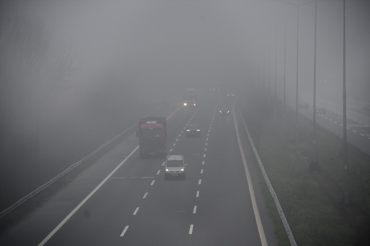 Anadolu Otoyolu'nun Düzce kesiminde de sis etkili oldu. Görüş mesafesinin yer yer 40 metreye kadar...