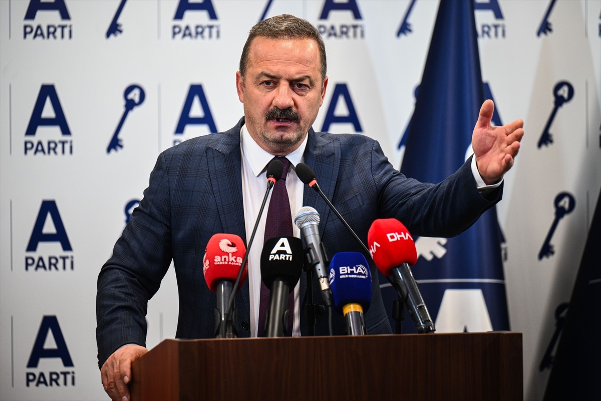 Anahtar Parti Genel Başkanı Yavuz Ağıralioğlu, partisinin genel merkezinde düzenlediği basın...