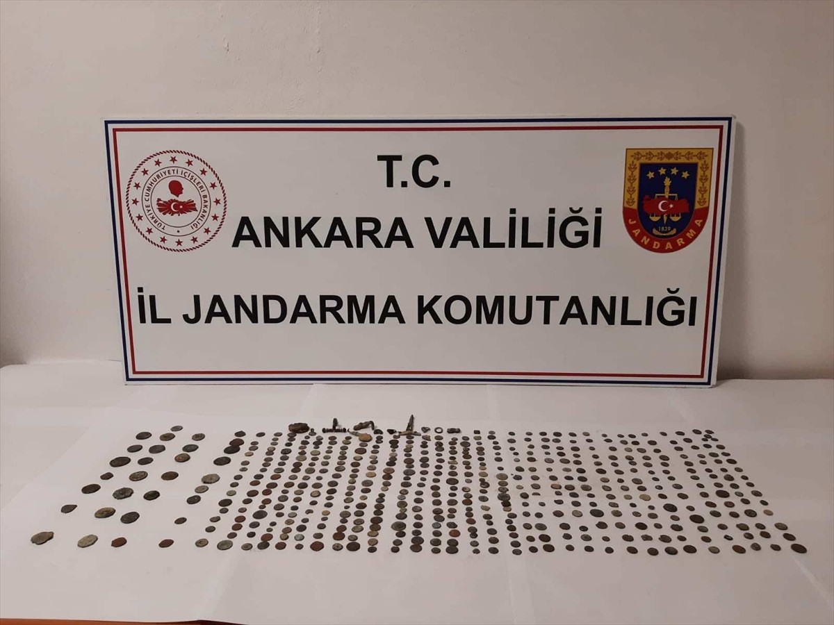 Ankara'da jandarma ekiplerince düzenlenen tarihi eser kaçakçılığı operasyonunda 2 kişi gözaltına...