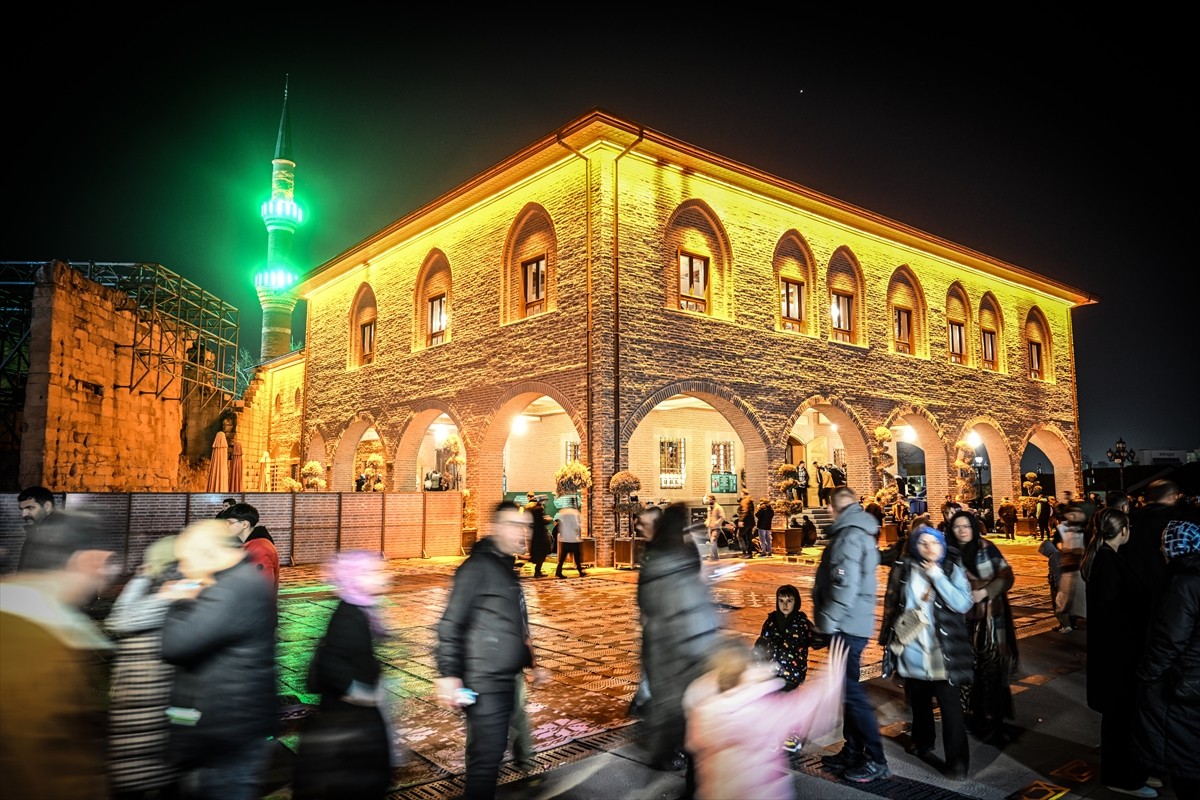Ankara'da Miraç Kandili dolayısıyla Hacı Bayram-ı Veli Camisi'nde program gerçekleştirildi.