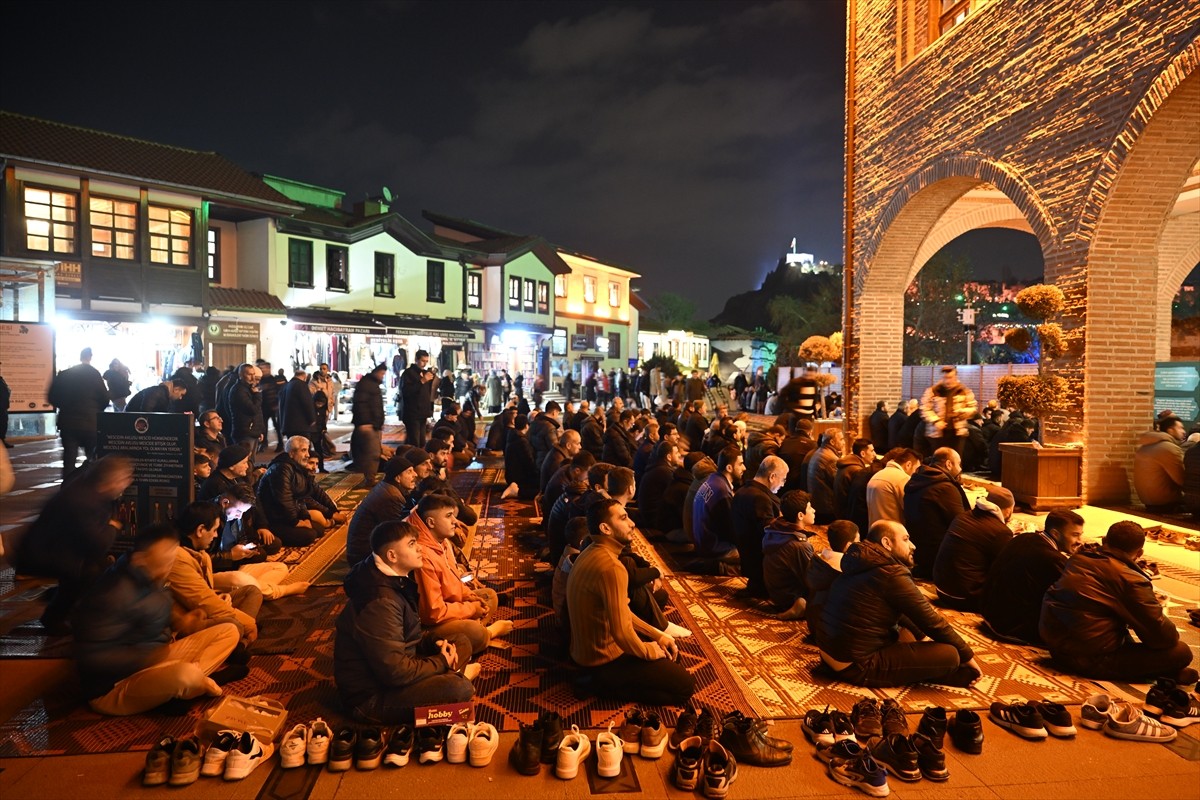 Ankara'da Miraç Kandili dolayısıyla Hacı Bayram-ı Veli Camisi'nde program gerçekleştirildi.