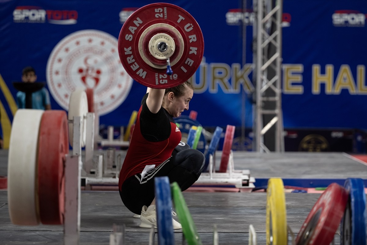 Ankara'nın ev sahipliği yaptığı Gençler ve Büyükler Türkiye Halter Şampiyonası'nın açılışı...