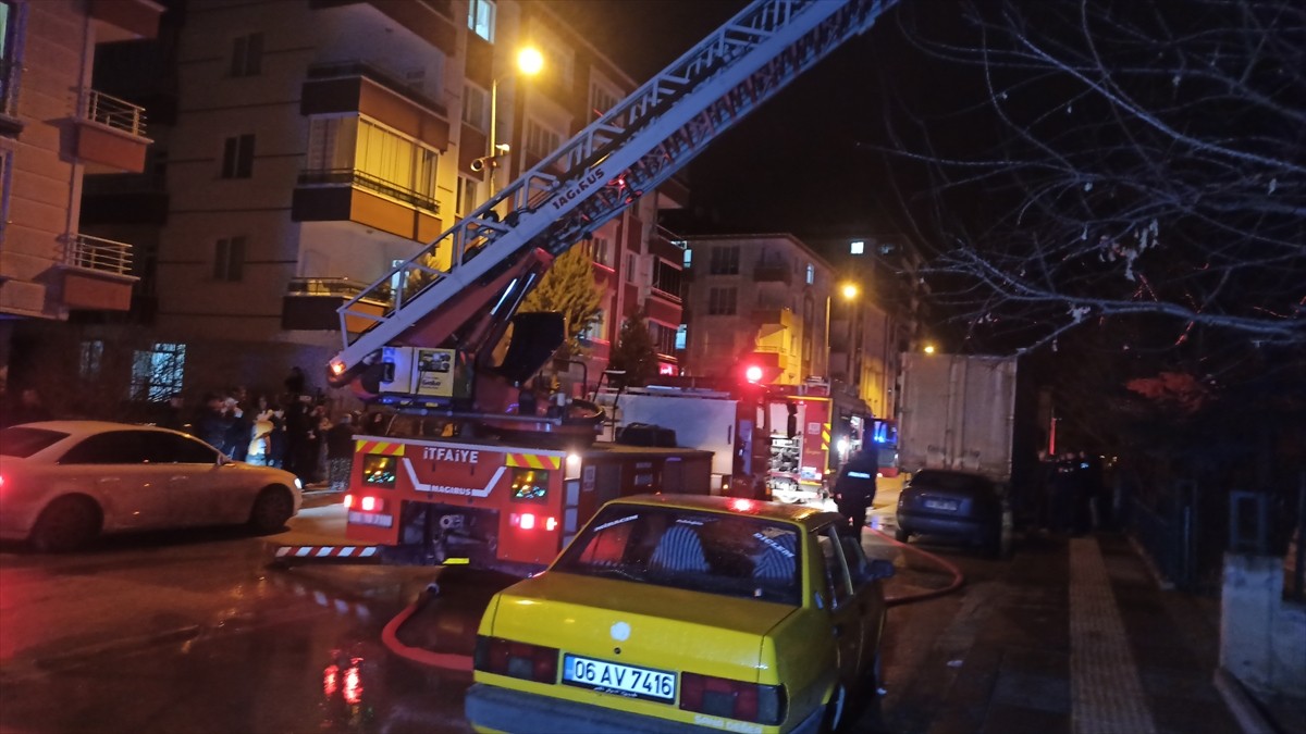 Ankara'nın Kahramankazan ilçesinde, evde çıkan yangında yalnız yaşayan yaşlı adam hayatını...