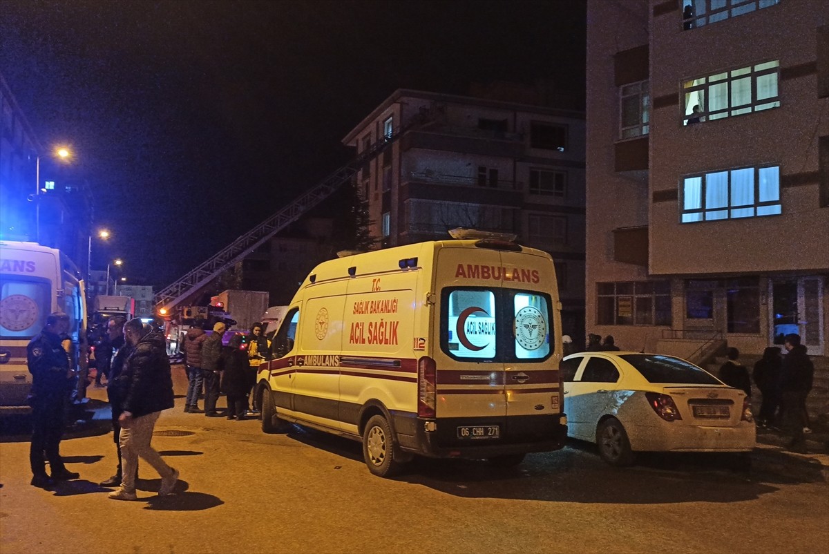 Ankara'nın Kahramankazan ilçesinde, evde çıkan yangında yalnız yaşayan yaşlı adam hayatını...