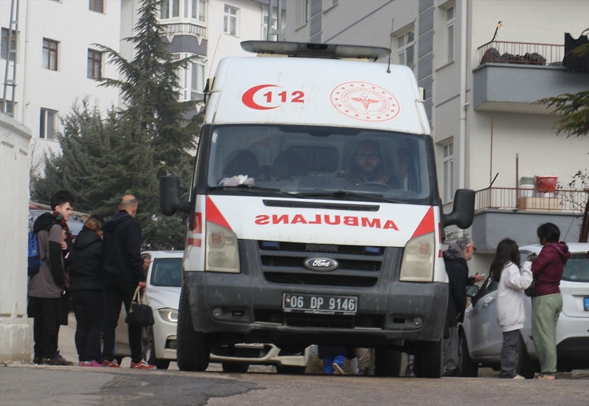 Ankara'nın Keçiören ilçesinde bir evde çıkan yangında 8 kişi dumandan etkilendi. İtfaiye ekipleri...