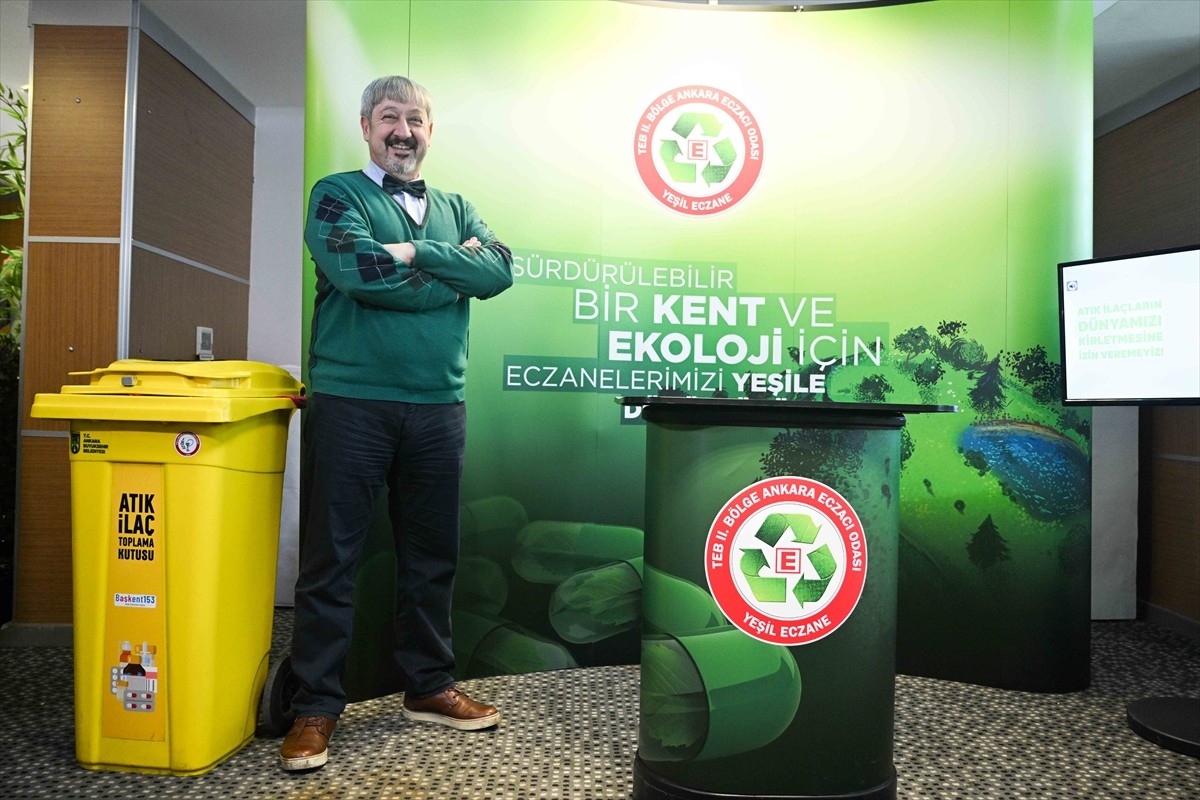 Ankara Eczacı Odası'nda düzenlenen Yeşil Eczane ve FarmEkovijilans Projesi'nin tanıtım toplantısı...