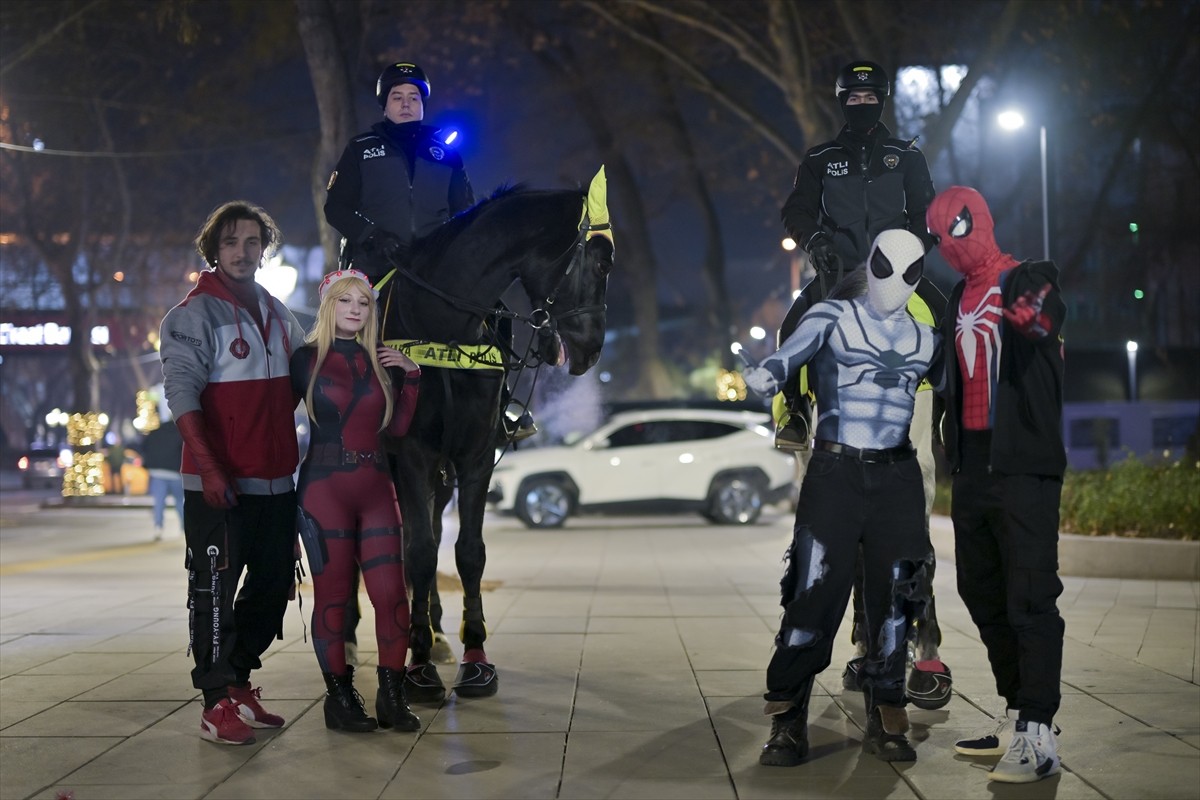 Ankaralılar yeni yılı, 15 Temmuz Kızılay Milli İrade Meydanı başta olmak üzere kentin işlek...