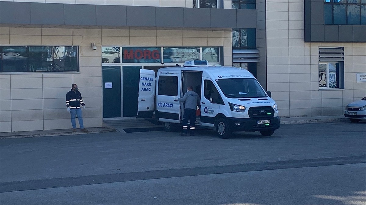  Antalya'da, 13 Kasım 2024'te bir apartman dairesinde ölü bulunan İranlı 3 kardeşin cenazesi...