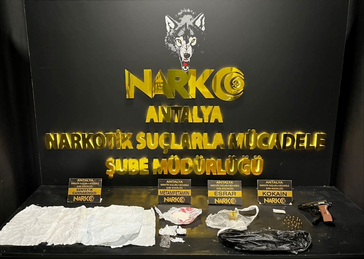 Antalya'da düzenlenen uyuşturucu operasyonlarında gözaltına alınan 21 zanlı tutuklandı. Yapılan...