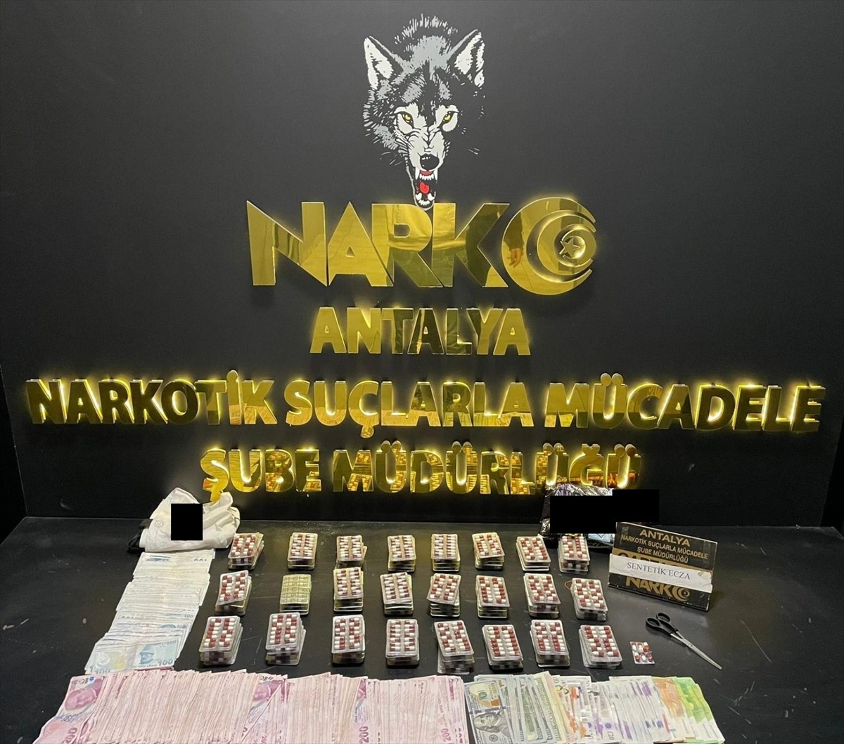 Antalya'da düzenlenen uyuşturucu operasyonlarında gözaltına alınan 21 zanlı tutuklandı. Yapılan...