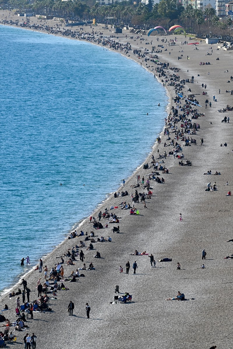 Antalya'da güneşli havayı değerlendirmek isteyen kent sakinleri ve turistler sahillerde yoğunluk...