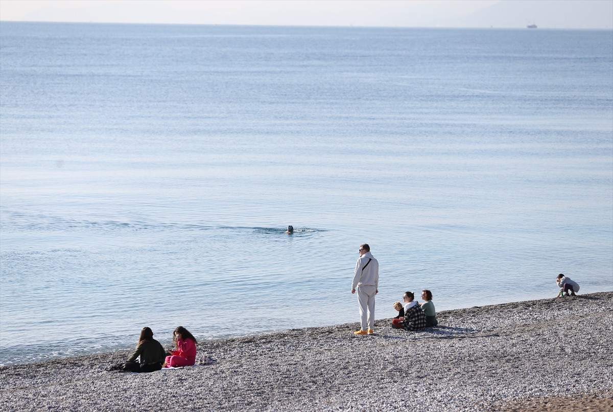 Antalya'da güneşli havayı değerlendirmek isteyen kent sakinleri ve turistler sahillerde yoğunluk...