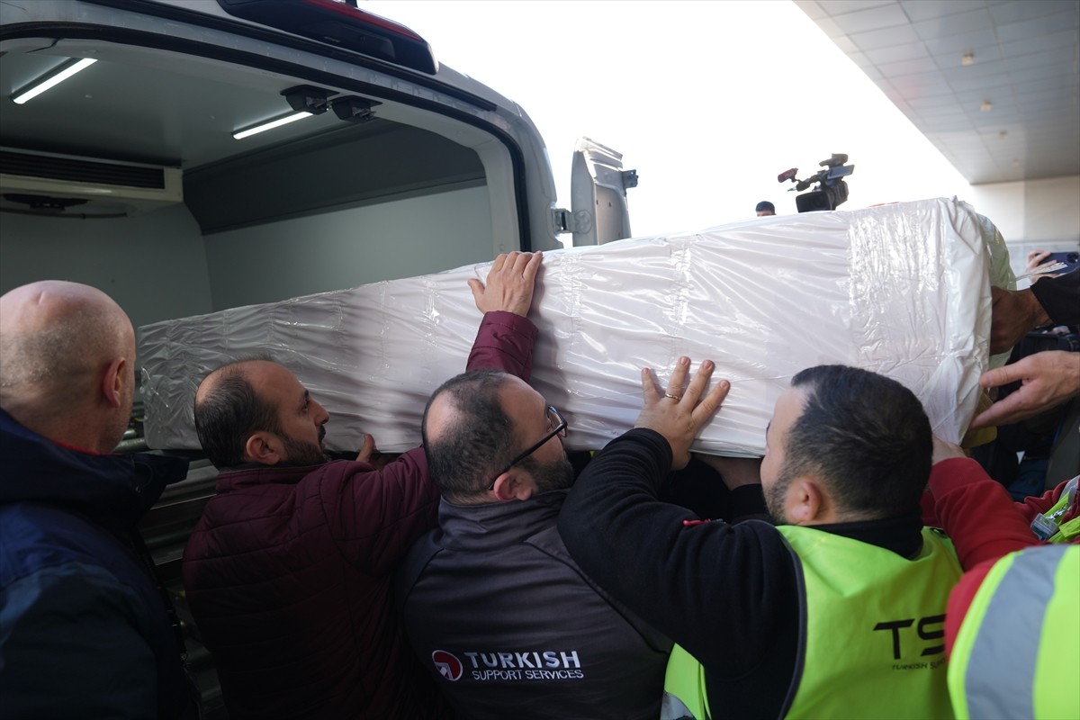 Antalya'da tedavi gördüğü hastanede vefat eden 79 yaşındaki sanatçı Ferdi Tayfur'un cenazesi...