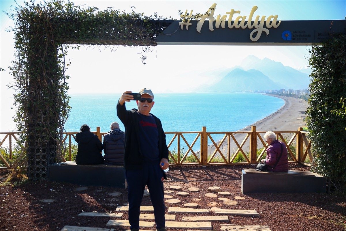  Antalya'da yeni yılın ilk gününde güneşli havayı değerlendirmek isteyenler sahillerde yoğunluk...