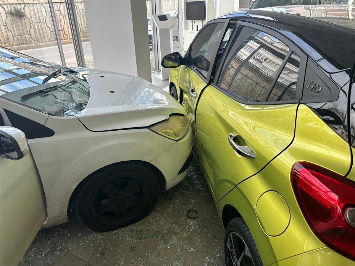 Antalya'nın Alanya ilçesinde kamyonetle çarpışan otomobilin iş yerine girdiği kazada yaralanan...