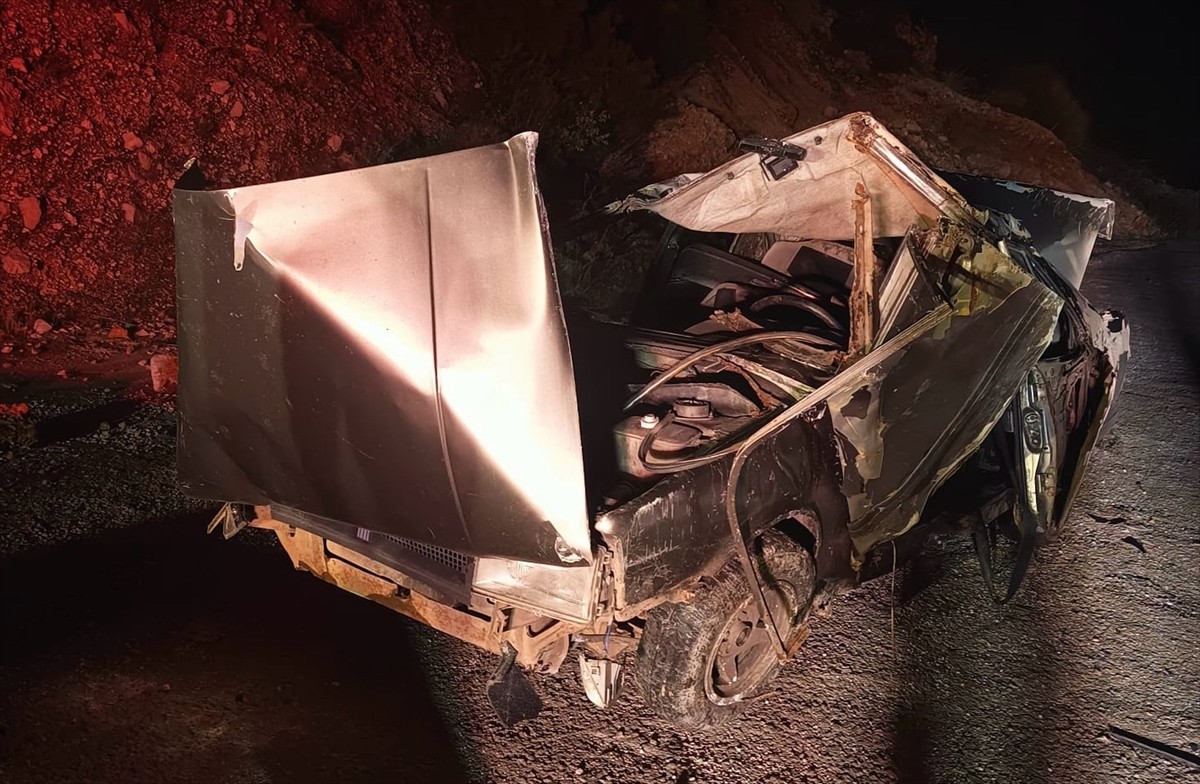 Antalya'nın Kaş ilçesinde uçurumdan yuvarlanan otomobildeki 1 kişi hayatını kaybetti, 2 kişi...
