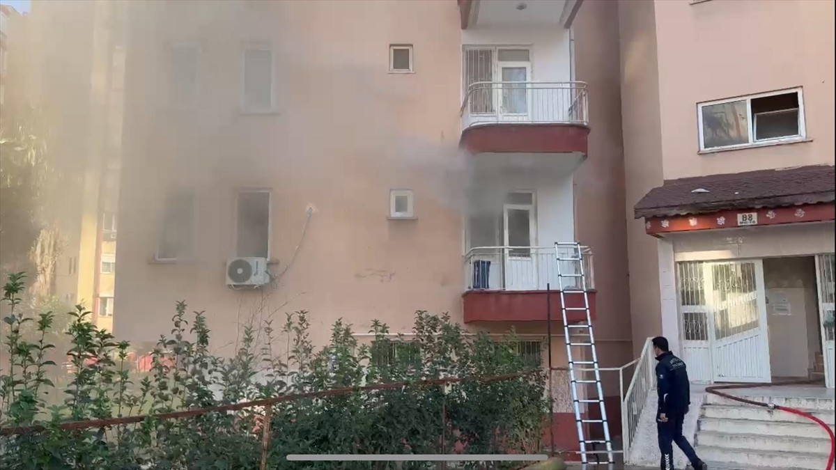 Antalya'nın Kepez ilçesinde bir evde çıkan yangın söndürüldü.