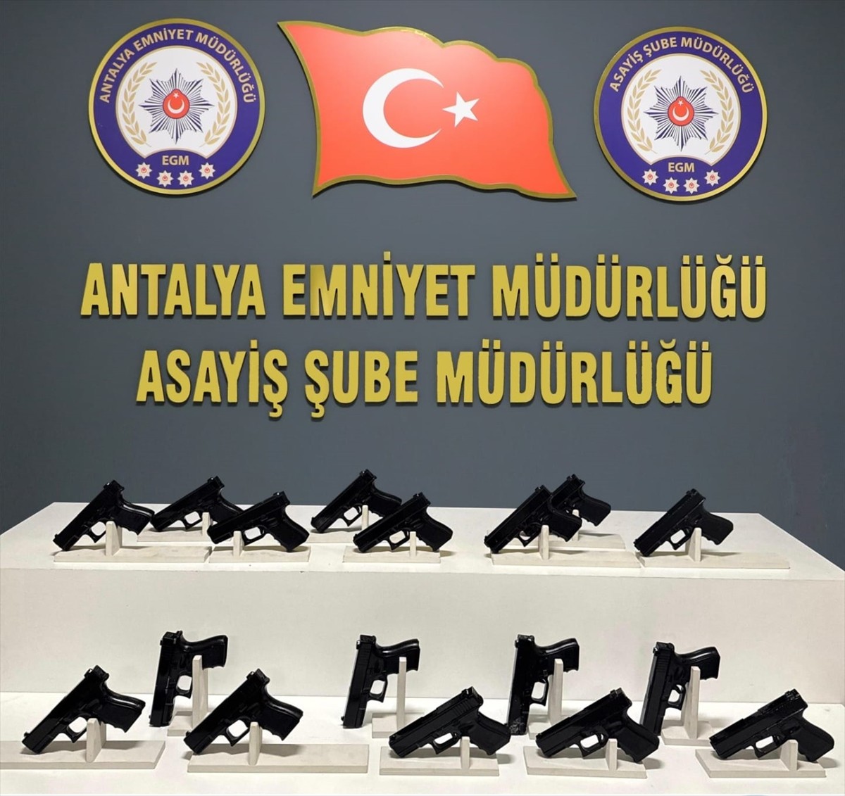 Antalya'nın Kepez ilçesinde "dur" ihtarına uymayan ve kovalamacada başka bir araca çarpan...