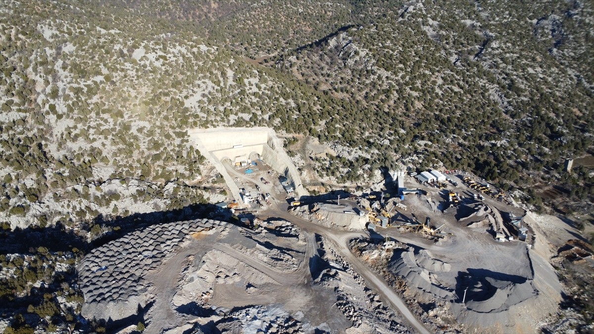 Antalya'nın Manavgat ilçesi ile Konya'nın Seydişehir ilçesini birbirine bağlayan kara yolundaki...