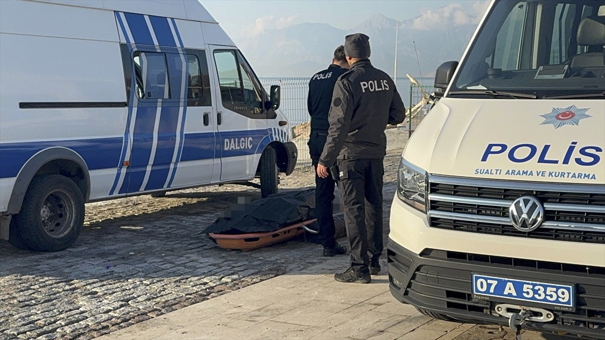 Antalya'nın Muratpaşa ilçesinde falezlerden kayalık alana düşen gencin cesedi, dalgıç polislerce...