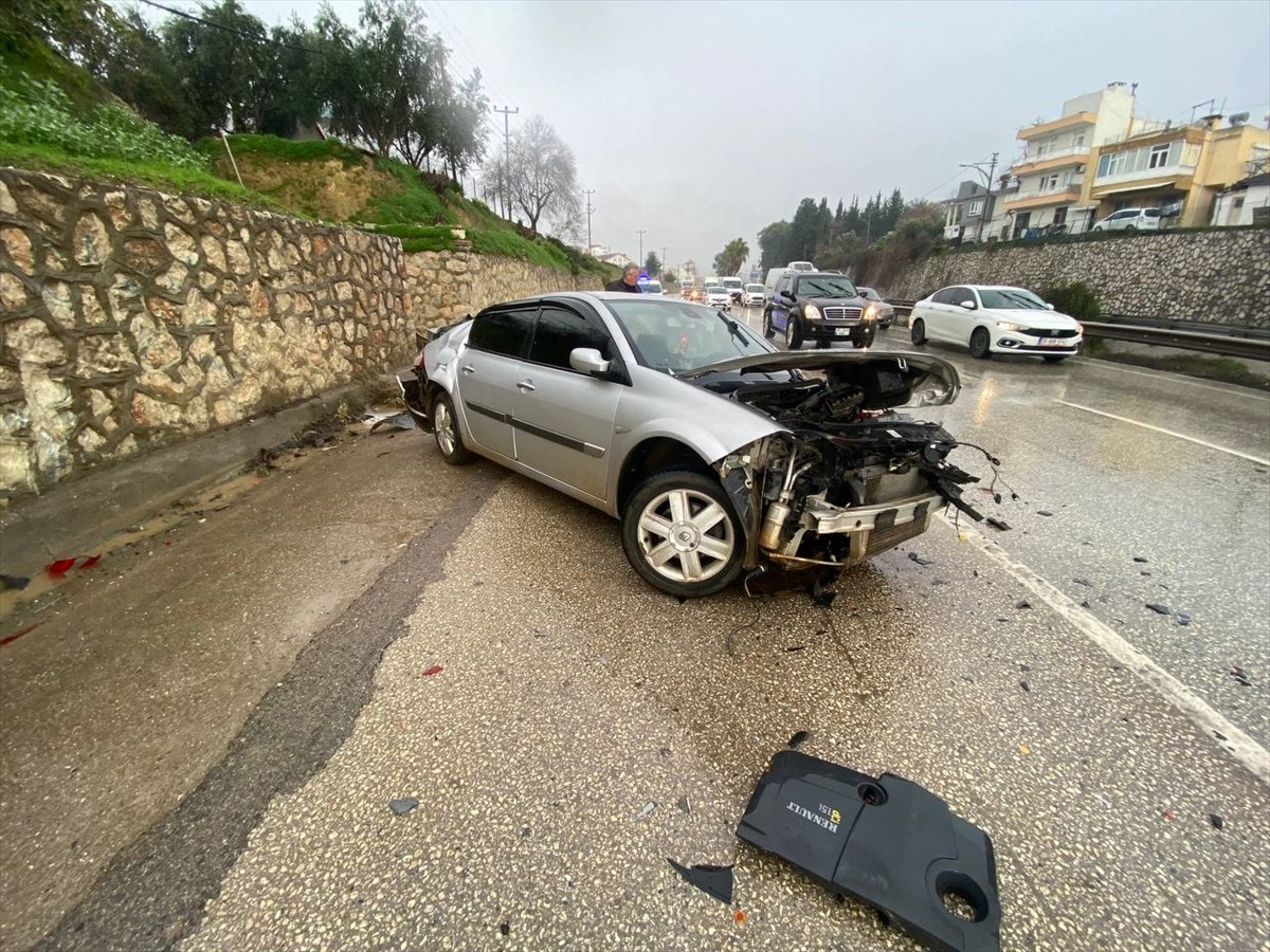 Antalya'nın Serik ilçesinde seyir halindeki otomobilin, park halindeki otomobile çarpması sonucu...