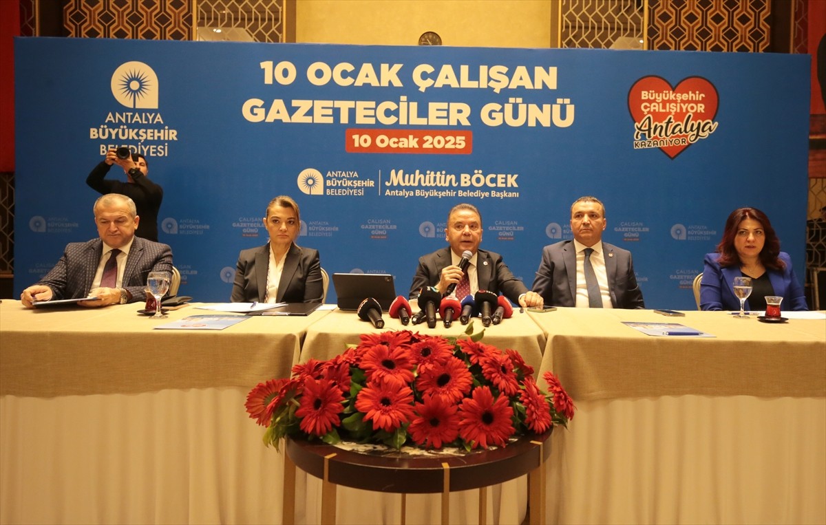 Antalya Büyükşehir Belediye Başkanı Muhittin Böcek (ortada), 10 Ocak Çalışan Gazeteciler Günü...