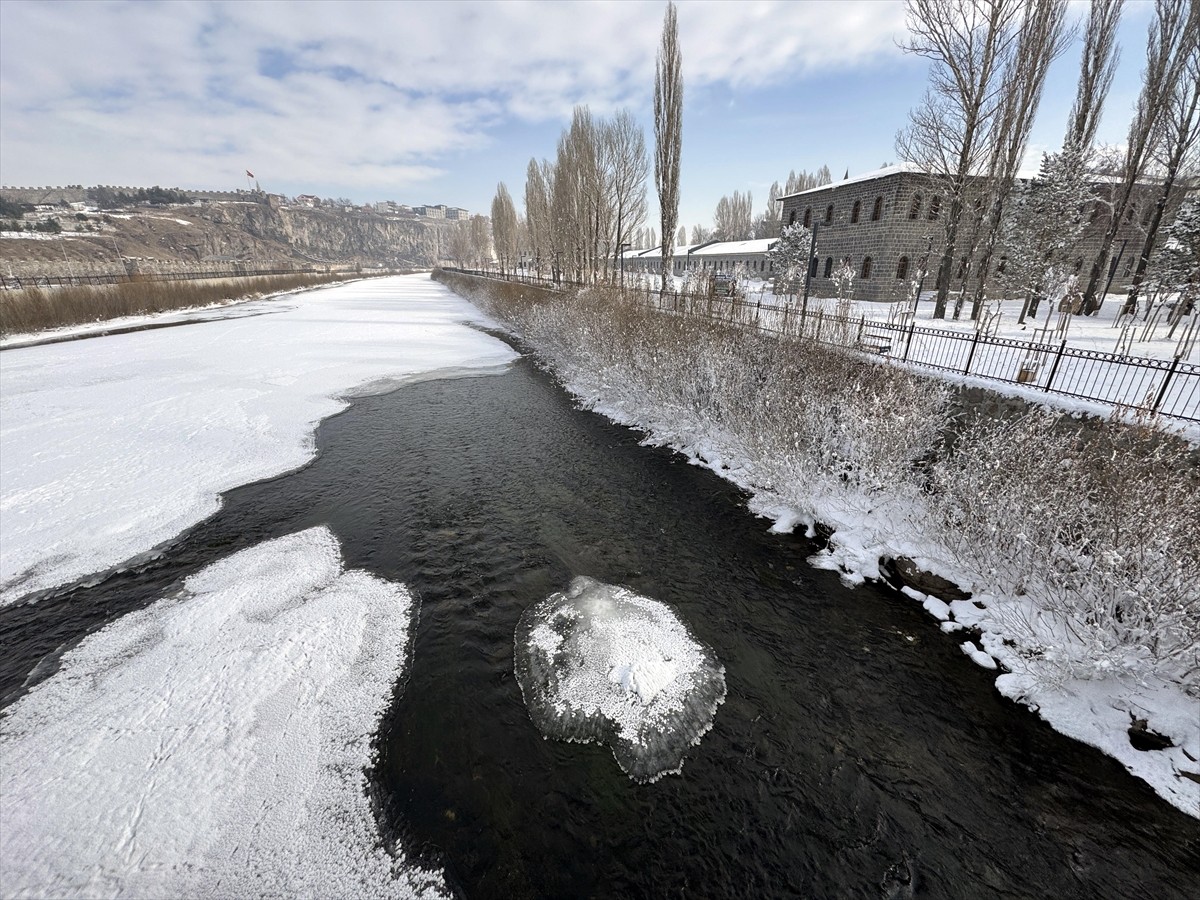 Ardahan'da da soğuk hava etkisini sürdürüyor. Kent genelinde yollarda buzlanma oluştu, bazı...